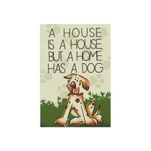 家は家、でも家には犬がいる 庭の旗