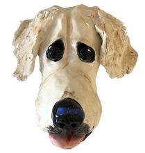 白いラブラドールの壁の彫刻