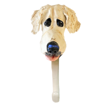 白いラブラドールの壁の彫刻